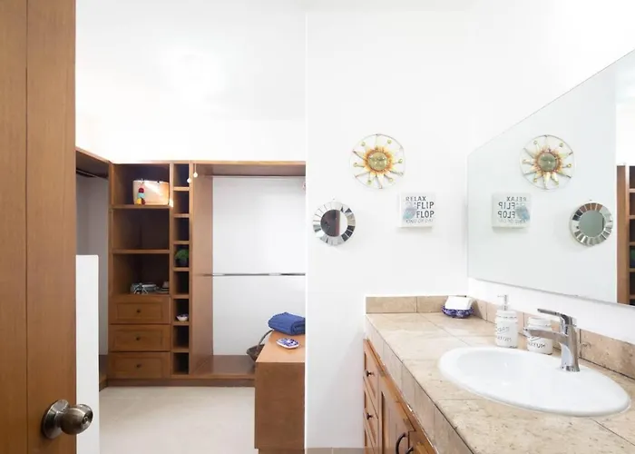 Escapada Serena | Land's End Views & Waterpark Apartment